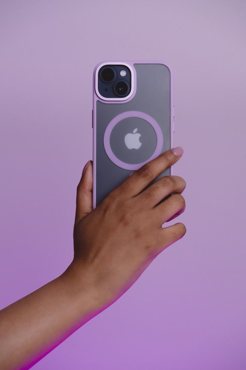Moov iPhone 15 Pro SoftTouch Edge Case with MagSafe - Lavender