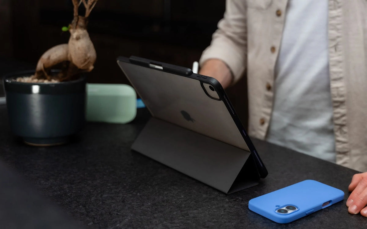 Moov Aspect Tri-Fold Folio Case for iPad Pro 11-inch (M5/M4) - Black